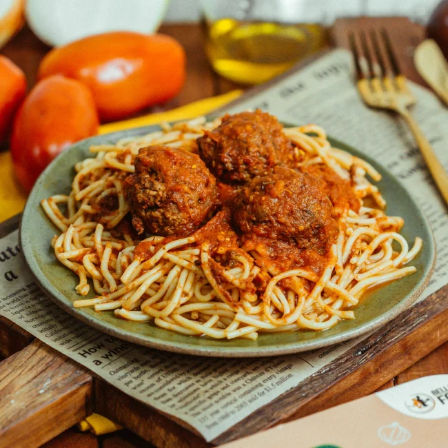 MASSA ESPAGUETE AO SUGO + ALMÔNDEGAS DE CARNE BOVINA PATINHO 300G