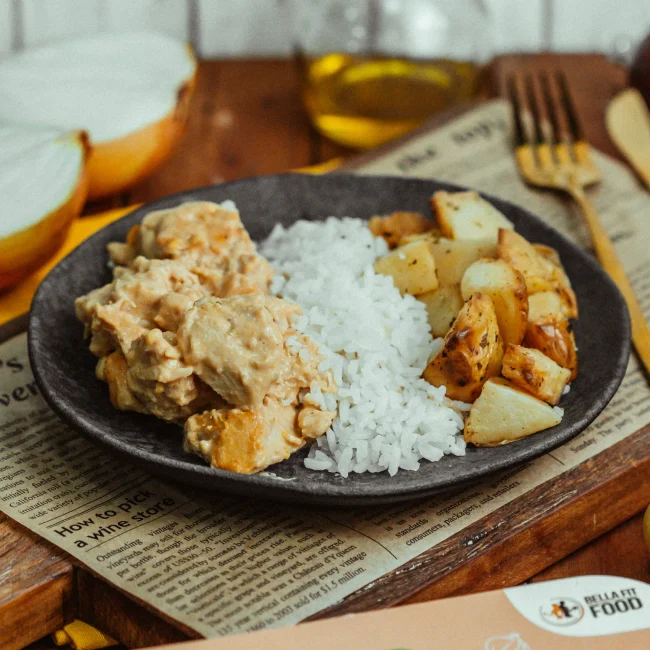 STROGONOFF DE FRANGO C/ ARROZ BRANCO E BATATA RUSTICA 300G