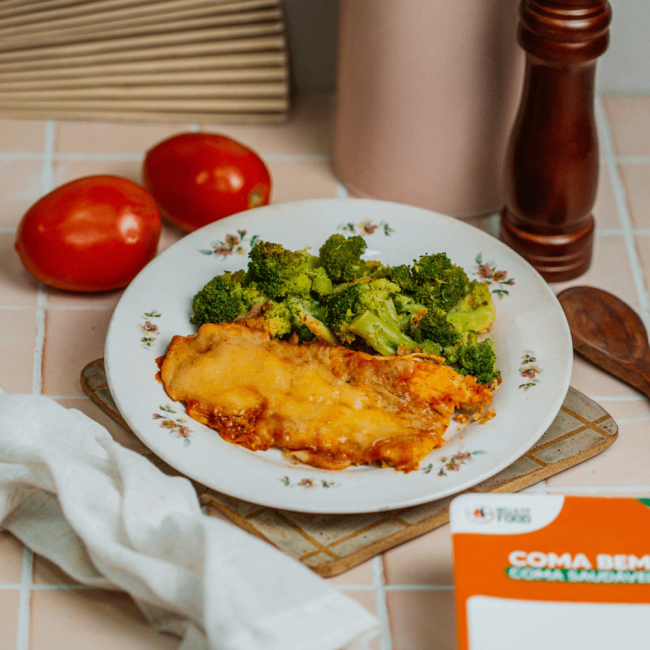 PARMEGIANA DE FRANGO COM BRÓCOLIS TEMPERADO 250G