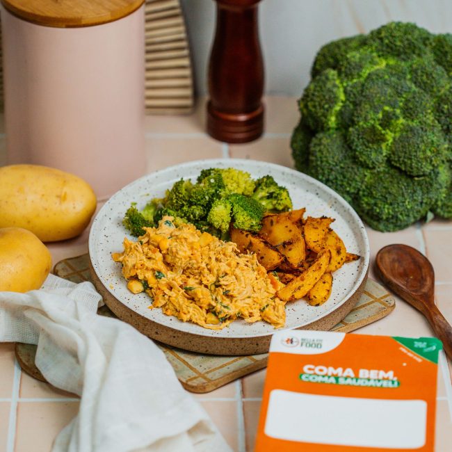 SALPICÃO DE FRANGO COM BRÓCOLIS E BATATA ASSADA 400G