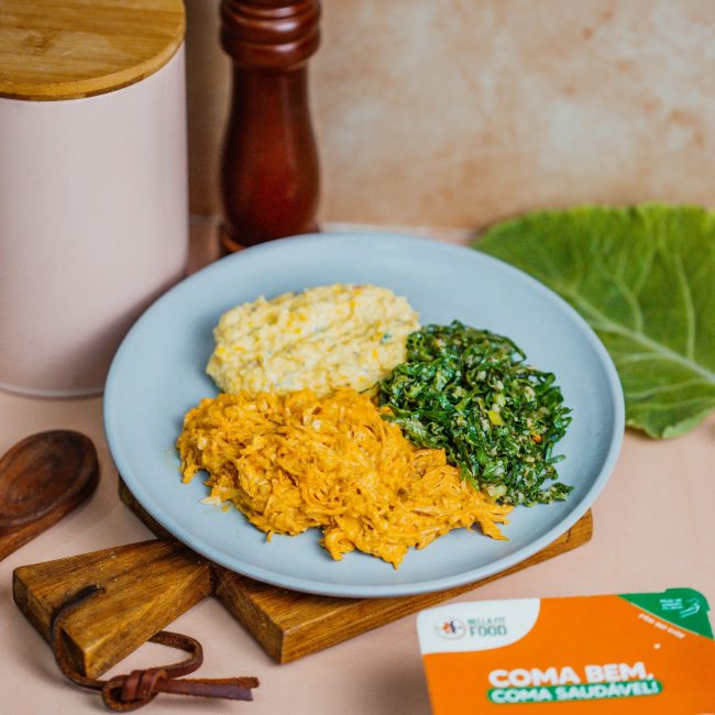 FRANGO DESFIADO AO REQUEIJÃO COM COUVE REFOGADA E CREME DE MILHO - LOW CARB 200G