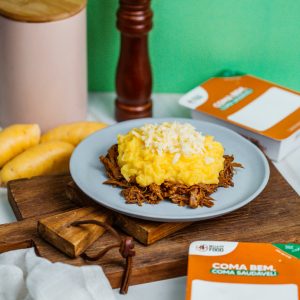 ESCONDIDINHO DE CARNE DESFIADA COM PURÊ DE MANDIOQUINHA E MUSSARELA 300G