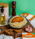 FRANGO EMPANADO COM ESPAGUETE AO ALHO E AZEITE 400G