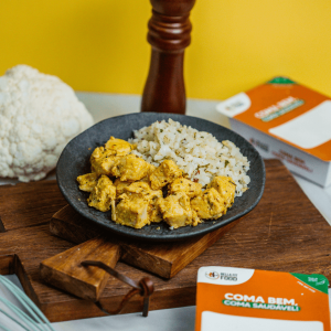 FRANGO CUBOS AO LEMON PEPPER COM ARROZ FAKE DE COUVE-FLOR - LOW CARB 200G